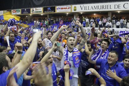 Javi Vega celebra con los aficionados el ascenso logrado en Villamuriel, el pasado viernes.-SANTI OTERO