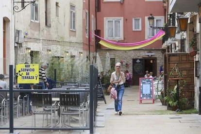 Imagen tomada, ayer, en el final de la calle Sombrería donde por la mañana colocaban este nuevo cerramiento.-RAÚL G. OCHOA