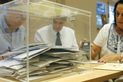 Urna en el Consulado de España en Montevideo (Uruguay), que permanecerá abierto el sábado y el domingo para que los españoles puedan votar.-EFE