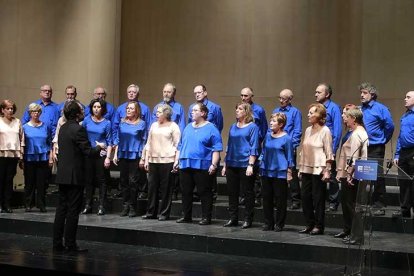 El concierto de clausura, a cargo de ocho corales burgalesas y 250 cantantes de toda España, tuvo lugar ayer en la sala de Congresos del Fórum Evolución.-RAÚL G. OCHOA