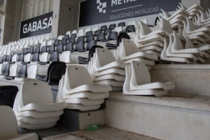 Butacas retiradas en la nueva Lateral para ganar espacio a los futuros palcos VIP. BURGOS CF
