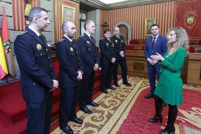 El Ayuntamiento negociará «en paralelo» 24 plazas de agentes y oficiales de Policía Local. / RAÚL G. OCHOA