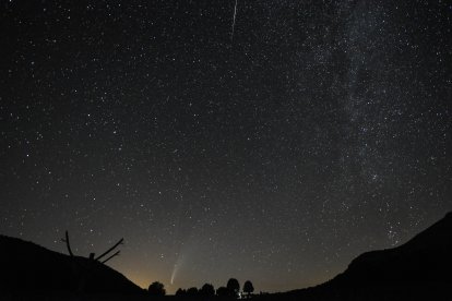 Fotografía del cielo nocturno con el Cometa Neowise y una fugaz. EMILIO GUTIÉRREZ