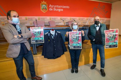 Ismael Alí de Unzaga (Gremio de Artistas Plásticos), Rosa Niño (Ayuntamiento de Burgos) y Fernando de la Varga (Federación Provincial de Hostelería) durante la presentación del I Festival de Gastronomía Histórica. Cómete la historia. TOMÁS ALONSO