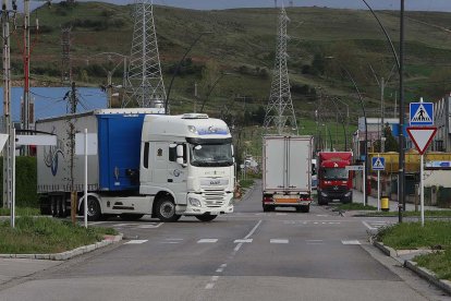 Varios camiones circulan por el polígono industrial de Villalonquéjar. RAÚL G. OCHOA