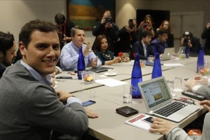 El candidato de Ciudadanos, Albert Rivera, aguarda junto a su equipo el resultado electoral.-AGUSTÍN CATALÁN