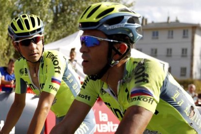 Alberto Contador cruza la meta de Puebla de Sanabria tras caer, acompañado por Jesús Hernández.-EFE / JAVIER LIZÓN