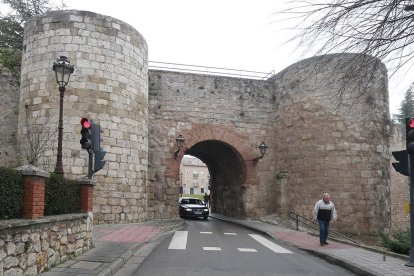 Un vehículo pasa por debajo del arco de San Martín, en una imagen de archivo antes de octubre de 2020.