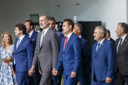 El alcalde, Daniel de la Rosa, junto al Rey Felipe VI en la llegada del AVE a Burgos. SANTI OTERO