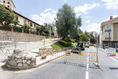 Inicio de las obras de peatonalización del entorno del arco de San Martín el pasado agosto. SANTI OTERO