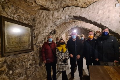 La delegación de Ciudadanos durante su visita a una bodega subterránea