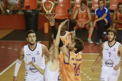 Segura (Nissan) y Tobar (UBU) pugnan por un balón en la Copa.-RAÚL OCHOA