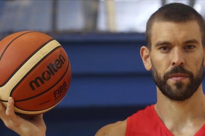 Marc Gasol posa para El Periódico en la concentración de Madrid-JUAN MANUEL PRATS