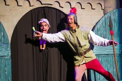 Óscar Ortiz (izquierda) y Jacinto Cienfuegos, los Tiritirantes, conquistaron ayer al público en el Teatro Clunia. TOMÁS ALONSO