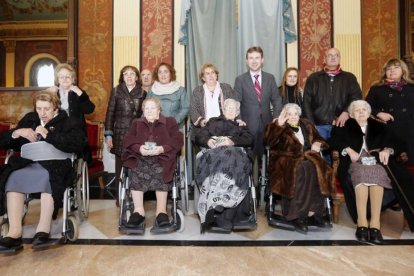 Las cinco centenarias homenajeadas ayer en el Teatro Principal.-RAÚL G. OCHOA