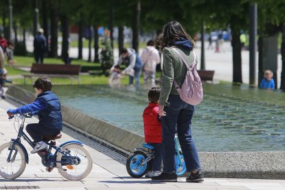 El domingo fue día de paseo para multitud de familias en Burgos. R. OCHOA