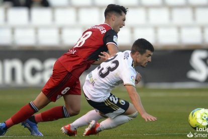 Meseguer y Matos pugnan por un balón en el Burgos CF-CD Mirandés de la primera vuelta. LALIGA