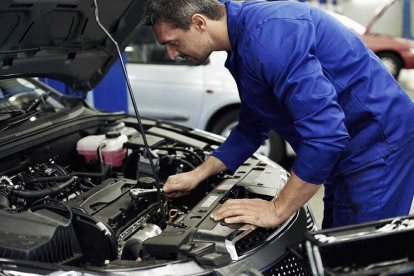 Por qué se debe llevar el coche o la moto al taller tras el confinamiento. EL MUNDO