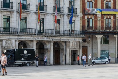 El Ayuntamiento de Burgos, en el número 1 de la Plaza Mayor.