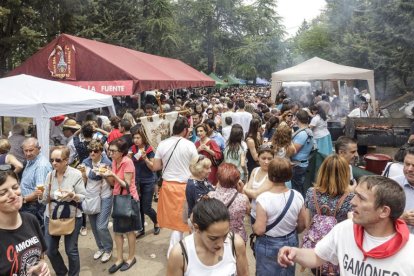 Cientos de burgaleses disfrutaron de los tradicionales pinchos de chorizo, morcilla y morro gracias a las peñas.-SANTI OTERO