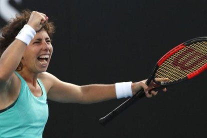 Carla Suárez celebra su triunfo sbre Kanepi en Melbourne.-AP / NG HAN GUAN