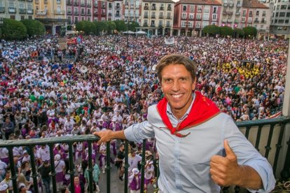 Manuel Díaz 'El Cordobés', en la Plaza Mayor de Burgos, durante el inicio de las fiestas de San Pedro 2022. TOMÁS ALONSO
