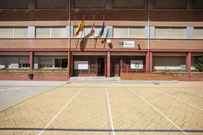 Entrada al colegio Jueces de Castilla con las líneas pintadas en el patio para separar a los escolares a la entrada. SANTI OTERO