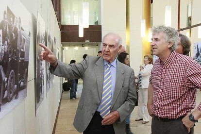 Emiliano Aguirre explica un detalle de una fotografía a Juan Luis Arsuaga durante la inauguración de una exposición en la sede de la Fundación Atapuerca.-RAÚL OCHOA