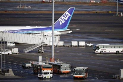 Un avión en el aeropuerto de Haneda procendete de Wuhan, China.-EFE