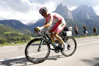 Steven Kruijswijk, con la 'maglia rosa', durante la ascensión a Alpe di Suisi.-AFP