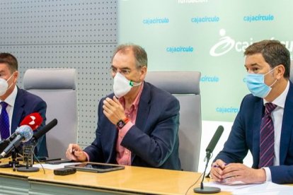 El representante legal de Yucon ante la AFE, José Sánchez Parra, Miguel Ángel Benavente, y el abogado burgalés Diego Velázquez, responsable de la querella, ayer durante su comparecencia. SANTI OTERO