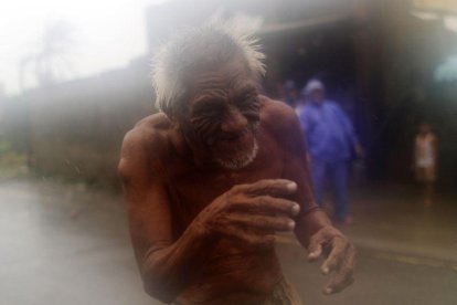 Un anciano camina por las calles de Aparri mientras azota el tifón Mangkhut en la provincia de Cagayan.-FRANCIS R. MALASIG (EFE)