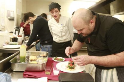 Los cocineros se encargaban de dar los últimos toques y montar los platos en las cocinas de la Escuela de Hostelería La Flora en siete tandas diferentes que se prolongaron durante toda la tarde.-RAÚL G. OCHOA