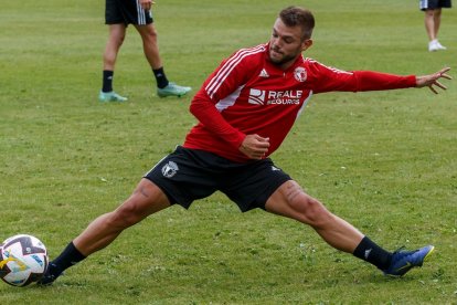 Borja González, durante un entrenamiento con el Burgos CF. SANTI OTERO