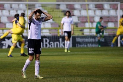 Toché se lamenta mientras el Izarra celebra el gol.-SANTI OTERO