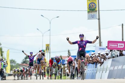 Miguel Ángel Fernández festeja su triunfo en la quinta etapa de Gabón. BURGOS BH