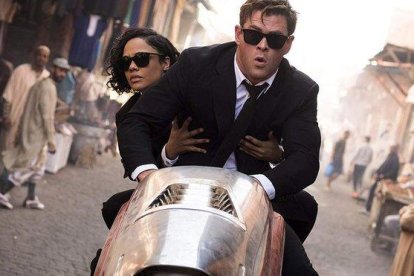 Chris Hemsworth y Tessa Thompson, en Men in black: International.-