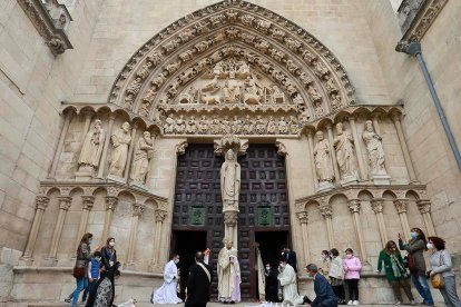 El arzobispo de Burgos, Fidel Herráez, bendice a la ciudad desde la puerta del Sarmental durante la celebración del Corpus Christi. / RAÚL G. OCHOA
