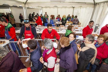 Festividad de la Cecina en el barrio San Pedro de la Fuente. SANTI OTERO