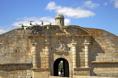 Un dron del grupo de investigación TIDOP analiza los posibles deterioros de un edificio en Almeida (Portugal).-EL MUNDO