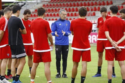 Carlos Terrazas en plena charla táctica a sus jugadores durante un entrenamiento en Anduva-CDMIRANDÉS.COM