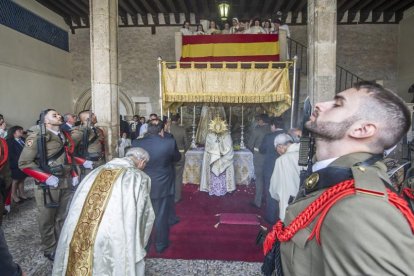 Las monjas del Monasterio de Santa María Real de las Huelgas, con su abadesa a la cabeza, lanzan pétalos al Santísimo Sacramento.-ISRAEL L. MURILLO