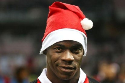 Balotelli celebra sus dos goles y la victoria del Niza ante el Dijon con un gorro navideño.-REUTERS / ERIC GAILLARD