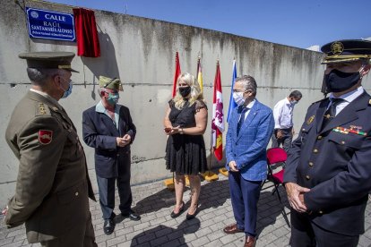 Autoridades civiles, militares y policiales acompañaron a la familia en el acto de descubrimiento de la placa que da nombre a la calle. SANTI OTERO