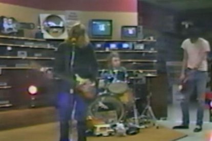 Concierto de Nirvana en una tienda de electrodomésticos.-YOUTUBE