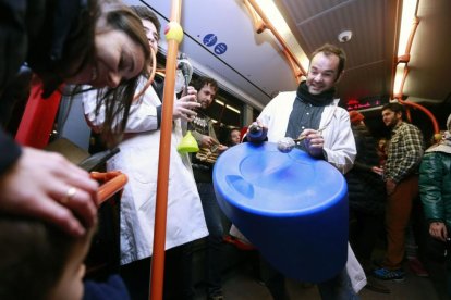 Jorge, un pequeño de dos años y ocho meses, se quedó maravillado con las melodías interpretadas en el bus por Vibra-Tó y Diego Galaz.-Raúl Ochoa