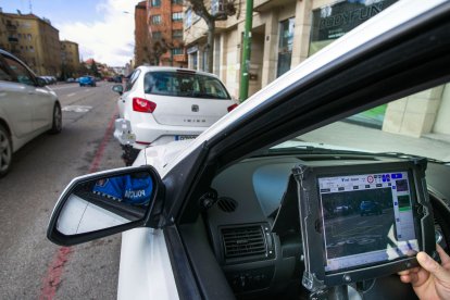 Aparte de radares fijos, la Policía Local de Burgos también vigila la velocidad de los conductores en cualquier punto de la ciudad. TOMÁS ALONSO