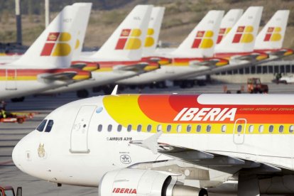 Imagen de archivo de aviones de Iberia, una de las aerolíneas que forman parte del grupo empresarial IAG-VICTOR V. CAVIANO