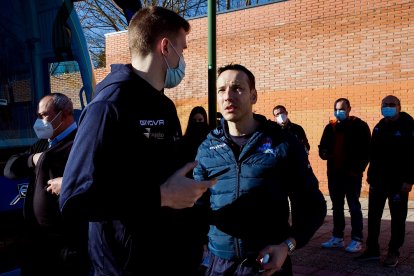 Félix Sancho charla con Xavi Rabaseda antes de partir a El Cairo. TOMÁS ALONSO