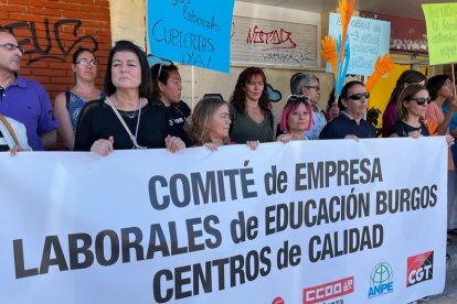 Un momento de la protesta ayer frente a Santa María la Mayor. ECB